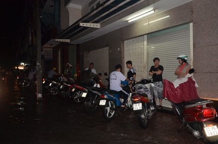 Nhiều phương tiện chết máy