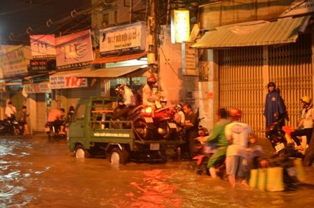 Các dịch vụ kéo ô tô, chở xe gắn máy ra khỏi vùng ngập cáo giá từ 50 -  200 ngàn đồng