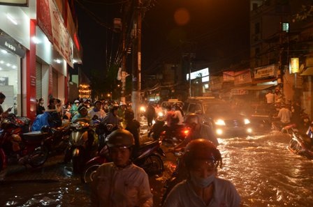 Đến 21h cùng ngày hàng trăm người dân vẫn đứng chờ nước rút mới đi tiếp