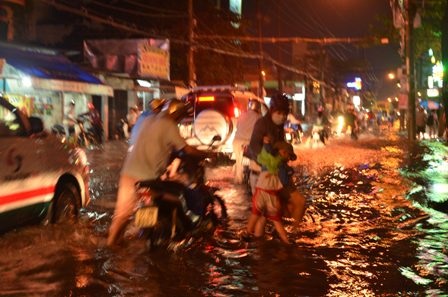 Đến 21h cùng ngày hàng trăm người dân vẫn đứng chờ nước rút mới đi tiếp