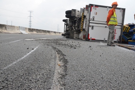 Chiếc xe tải lật nhào chắn ngang giữa đường