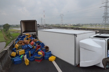 Một chiếc xe tải khác được điều đến hiện trường để bóc dỡ số cá đi