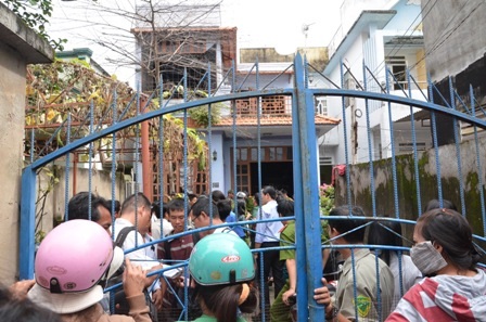 Người dân tập trung theo dõi cơ quan chức năng khám nghiệm hiện trường vụ cháy