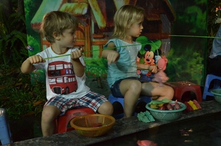 Các em nhỏ người nước ngoài cũng thích thú với trung Thu của Việt Nam (Ảnh: Đình Thảo)