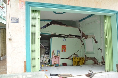 Hiện trường căn nhà 2 tầng bị sụt lún