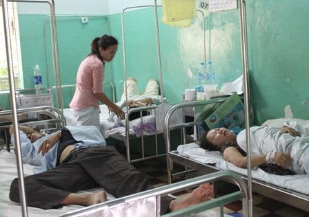Gã chồng cuồng ghen chém chết vợ cùng 4 người khác - 2 Các nạn nhân được cấp cứu tại Bệnh viện thị xã Long Khánh