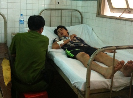 Nạn nhân đang được cấp cứu tại Bệnh viện Đa khoa Sài Gòn