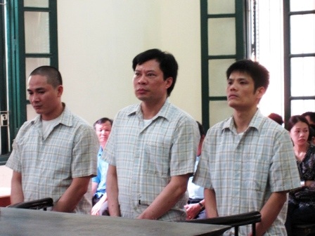 Công an vào cuộc vụ giang hồ Long “vàng” bị tạt axit - 1 Long vàng đứng giữa trong một phiên tòa trước đây