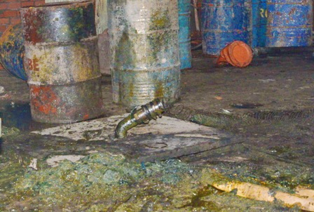 Chiếc vòi tiếp xăng của xe téc vẫn đang cắm vào bồn âm của kho xăng