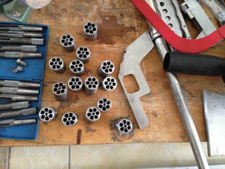 Bắt ổ ma túy, phát hiện lò sản xuất súng - 2 Các phần của súng rulo đang trong giai đoạn chế tạo tại nhà Anh