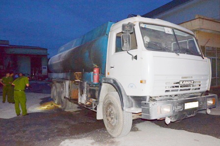 Chiếc vòi tiếp xăng của xe téc vẫn đang cắm vào bồn âm của kho xăng