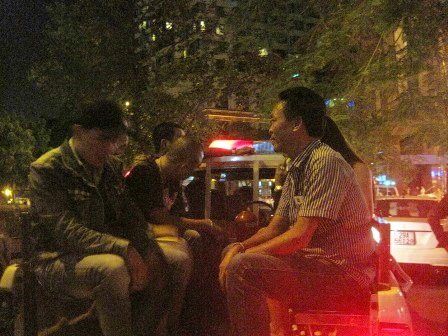 Nhiều dân chơi được đưa về trụ sở để kiểm tra