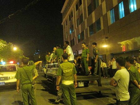 Nhiều dân chơi được đưa về trụ sở để kiểm tra