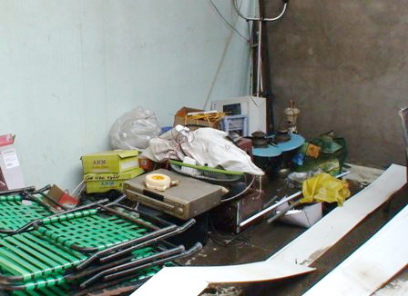 Nhiều ngôi nhà bị tốc mái khiến đồ đạt vật dụng bị hư hỏng ở huyện Bình Chánh.