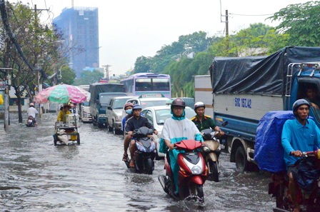 Dòng xe ô tô xếp hàng dài kẹt xe do đường ngập