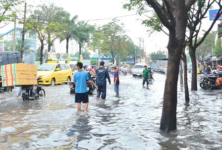 Nhiều thanh niên đứng giữa đường chặn xe, lôi kéo chủ nhân các phương tiện bị chết máy vào sửa chữa