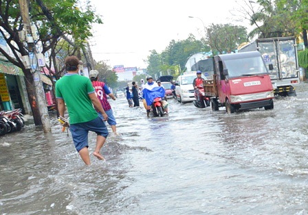 Nhiều thanh niên đứng giữa đường chặn xe, lôi kéo chủ nhân các phương tiện bị chết máy vào sửa chữa