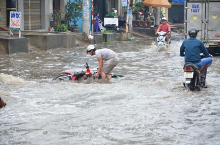 Một xe ngã nhào do đường ngập.