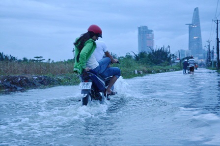 Nhiều tuyến đường bị ngập do triều cường