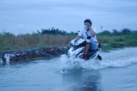 Nước ngập sâu đến nửa xe gắn máy