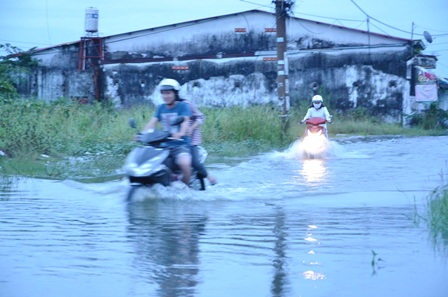 Nước ngập sâu đến nửa xe gắn máy