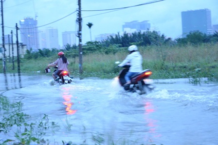 Nước ngập sâu đến nửa xe gắn máy