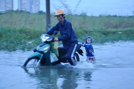 Nhiều phương tiện chết máy phải dẫn bộ