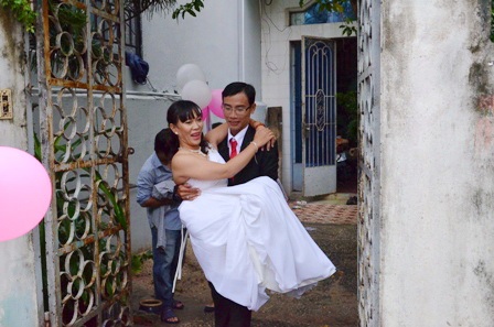 Chú rể tự tay bế cô dâu ra xe
