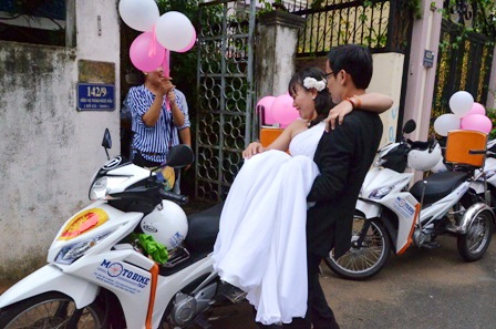 Chú rể tự tay bế cô dâu ra xe