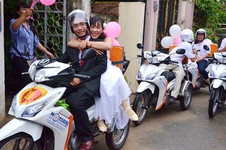 Đoàn xe rước dâu chạy qua nhiều tuyến đường