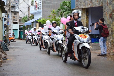 Đoàn xe rước dâu chạy qua nhiều tuyến đường