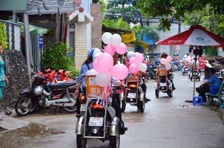 Đoàn xe rước dâu chạy qua nhiều tuyến đường