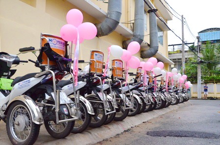 10 chiếc  xe 3 bánh đã trang trí bong bóng và nơ dùng để rước dâu