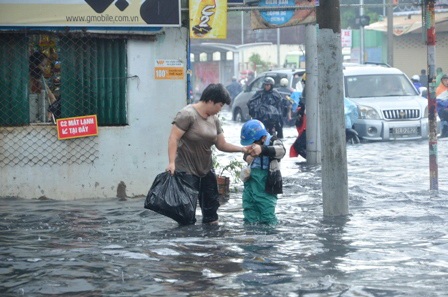 Cả 2 mẹ con bị té ngã ướt hết quần áo, sách vở