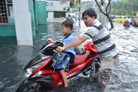 Bất chấp xe chết máy nhiều phụ huynh vẫn đẩy bộ đưa con đến lớp