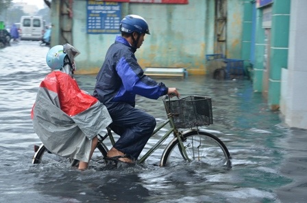 Bất chấp xe chết máy nhiều phụ huynh vẫn đẩy bộ đưa con đến lớp