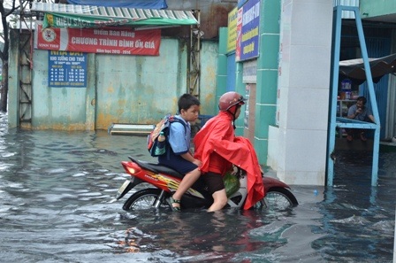 Bất chấp xe chết máy nhiều phụ huynh vẫn đẩy bộ đưa con đến lớp