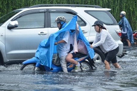 Đến trường trên lưng bố mẹ