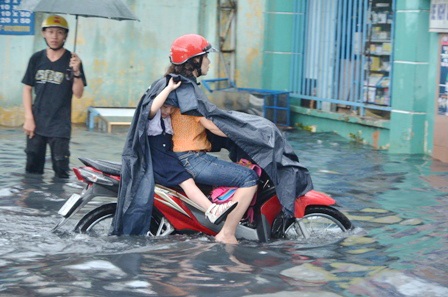 Bất chấp xe chết máy nhiều phụ huynh vẫn đẩy bộ đưa con đến lớp