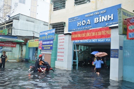 Trường tiểu học Hòa Bình bị ngập sâu.