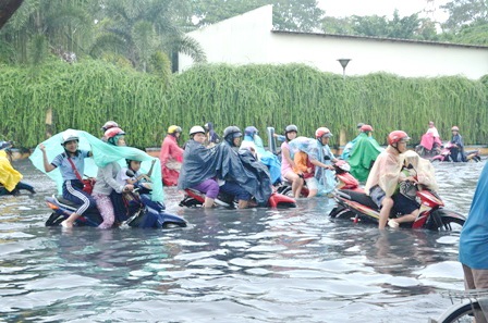 Hàng loạt phụ huynh đưa con đến trường bị chết máy ngay cổng trường