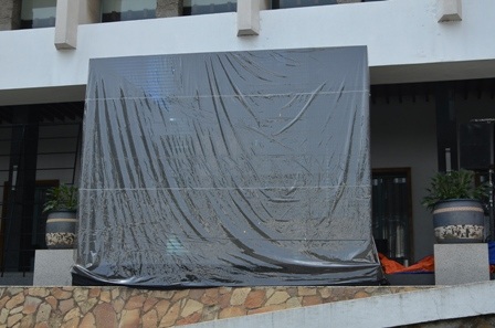 Nhiều màn hình lớn được lắp đặt trong và ngoài hội trường