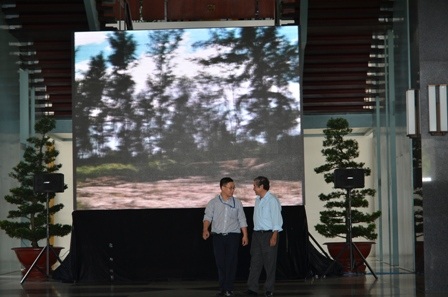 Nhiều màn hình lớn được lắp đặt trong và ngoài hội trường