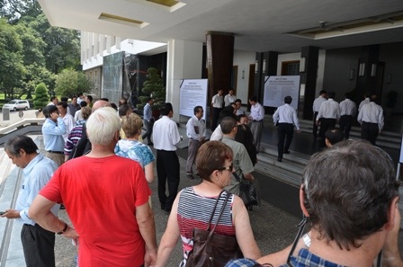 Nhiều du khách nước ngoài cũng quan tâm tới Quốc tang vị Tướng tài của dân tộc Việt Nam.