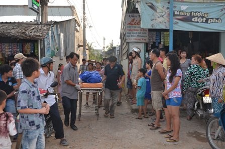 Thi thể nạn nhân được chuyển đi