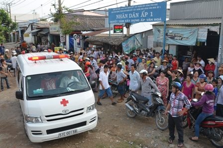 Hàng trăm người dân tập trung theo dõi vụ việc