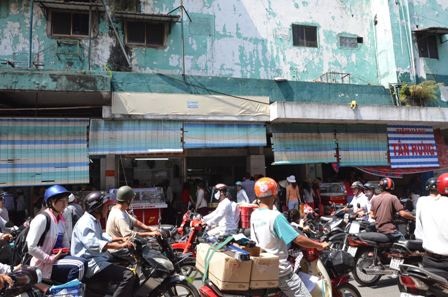 Người đi đường hiếu kì theo dõi cơ quan chức năng khám nghiệm hiện trường.