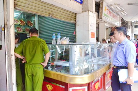 Cơ quan công an có mặt để khám nghiệm hiện trường, điều tra nguyên nhân vụ trộm