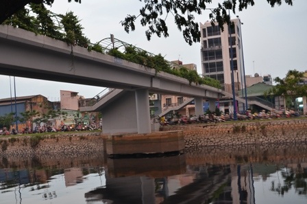 Cầu bộ hành nơi thanh niên gieo mình xuống kênh Tàu Hủ tự tử