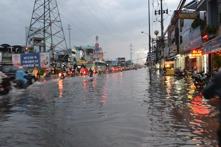 Nhiều tuyến đường tại TPHCM ngập nặng do triều cường kết hợp với mưa lớn